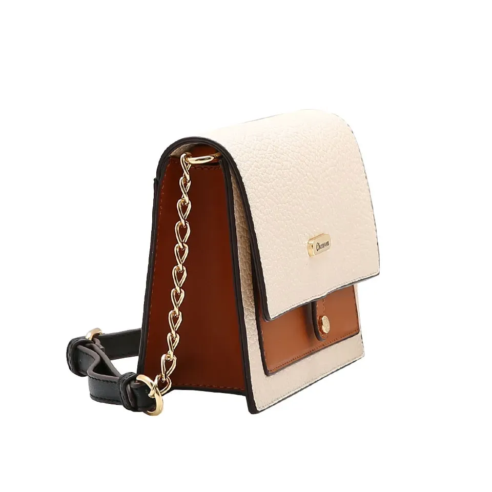 Bolsa transversal Chenson bege vista lateral com alça preta e corrente dourada